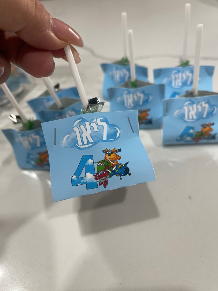 סוכריות על מקל ממותגות