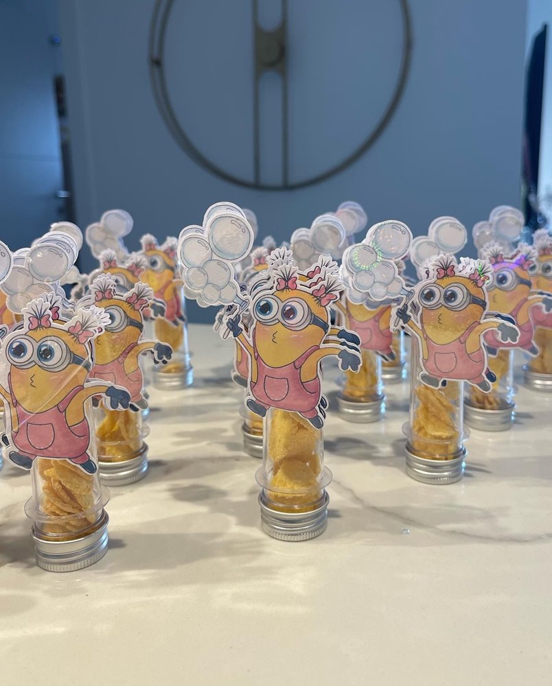 מבחנה עם דמויות תלת־ממד בעיצוב אישי