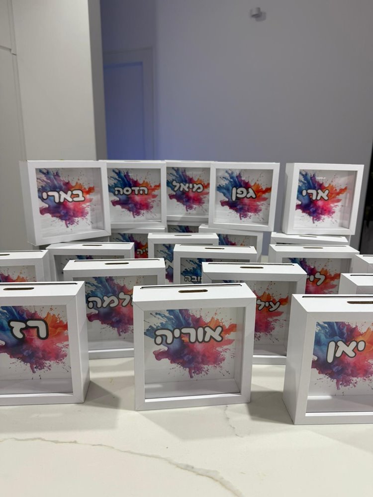 קופת חיסכון מעץ חלון שקוף